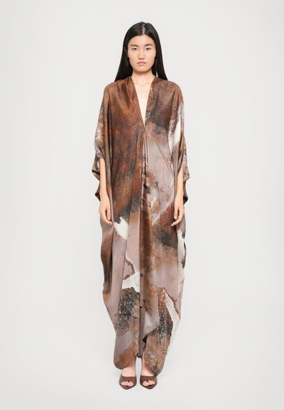 Trykt kaftan i jordfarver med en dyb V-udskæring, flydende design, brede ærmer og abstrakte mønstre i rust, brun og lys creme.