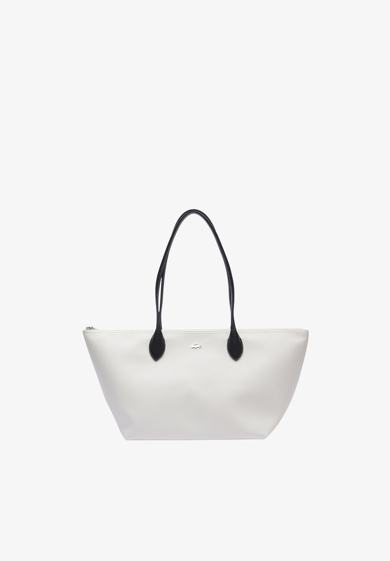 Witte totebag van glad materiaal, met zwarte handvatten bovenaan en accenten, een ritssluiting en een logo in het midden.