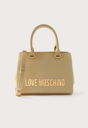 Geantă bej cu un design structurat, având un logo auriu „LOVE MOSCHINO”, două mânere superioare și o curea de umăr reglabilă.