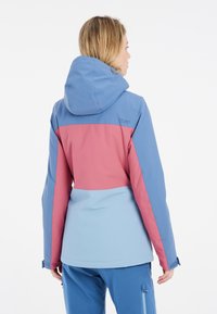 Giacca colorata con cappuccio blu e una combinazione di pannelli rosa e azzurri sul retro. Realizzata in un materiale liscio e resistente all'acqua.