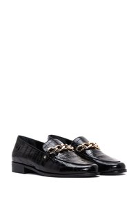 Schwarze Lederloafers mit Krokodilstruktur, verziert mit einer goldenen Kettenakzent und einem niedrigen Blockabsatz. Glatte Oberfläche und schlankes Design.