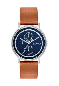 Montre Skagen avec un boîtier en acier inoxydable argenté, un cadran bleu marine, deux sous-cadrans et un bracelet en cuir marron avec une finition texturée.