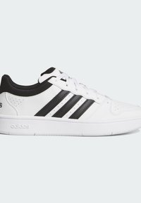 Białe sneakersy z czarnymi akcentami, z trzema czarnymi paskami, perforowanym noskiem i teksturowanym językiem z siateczki. Guma podeszwy.