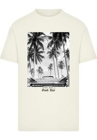 Camiseta de algodón color crema con un gráfico en blanco y negro de un coche vintage entre palmeras, con el texto "Hoy fue un buen día."