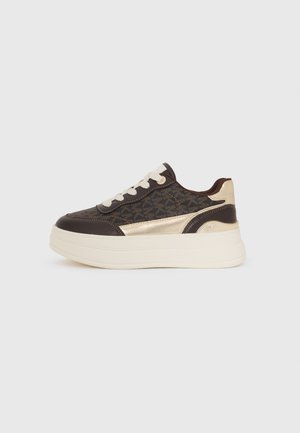 Zapatillas marrones y doradas con un upper estampado, cordones blancos, suela gruesa color crema y detalles metálicos. Presenta una puntera redondeada y un cuello acolchado.