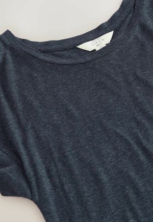 Dunkelblaues Leinen-T-Shirt mit runder Ausschnitt, weicher Textur und kurzen Ärmeln. Es verfügt über ein Etikett, das den Stoffinhalt im Kragen angibt.