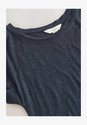 Dunkelblaues Leinen-T-Shirt mit runder Ausschnitt, weicher Textur und kurzen Ärmeln. Es verfügt über ein Etikett, das den Stoffinhalt im Kragen angibt.