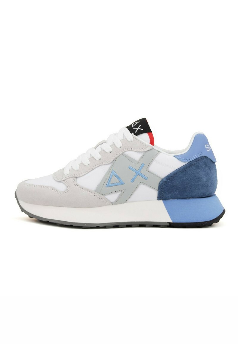 Scarpe da ginnastica athletic con tomaia in mesh bianco, dettagli in suede grigio e blu, suola spessa bianca e dettagli neri/rossi sul tallone.