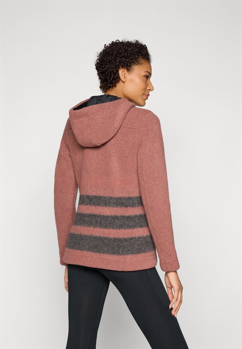 Giacca con cappuccio in misto lana rosa con motivo a righe grigio scuro in vita. Presenta un design aderente e un tessuto dalla texture liscia.