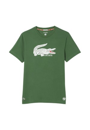 Grünes Kurzarm-T-Shirt mit großem weißem Krokodil-Logo und dem Schriftzug "LACOSTE" mittig auf der Brust, kleine Logos nahe dem Saum.