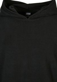 Sort ribbet hoodie med høj krave og tekstureret finish. Etiketten viser "URBAN CLASSICS" med størrelsesbetegnelse M.
