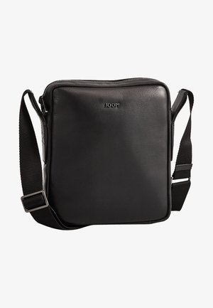 Bolso bandolera de cuero negro con forma cuadrada, cierre de cremallera y correa ajustable. Presenta un logo sutil en la parte frontal para la marca.