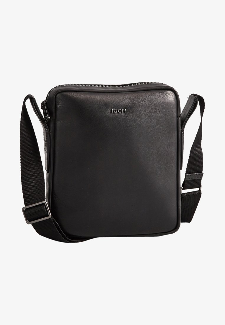 Schwarze Leder-Crossbody-Tasche mit quadratischer Form, Reißverschluss und verstellbarem Tragegurt. Verfügt über ein dezentes Logo auf der Vorderseite zur Markenkennzeichnung.
