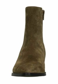 Stivale alla caviglia in camoscio marrone scuro, con un design elegante, chiusura con zip laterale, superficie liscia e tacco nero basso e piatto.