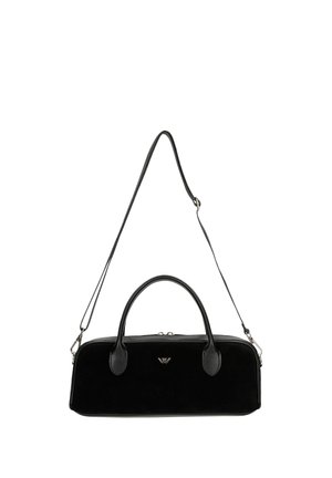 Bolso rectangular negro con dos asas cortas y una correa larga ajustable para el hombro, con un pequeño logo de metal en la parte delantera.