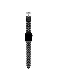 Reloj inteligente negro con una esfera cuadrada, correa de silicona texturada con patrón en chevron, hardware plateado y hebilla ajustable. No se ve ninguna pantalla.