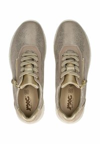Baskets taupe métalliques avec une surface texturée, des accents dorés contrastants, un design à lacets et une fermeture éclair sur le côté pour un enfilage facile.
