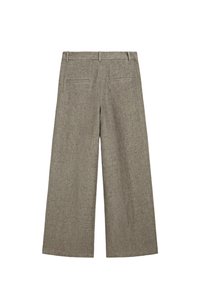 Brede broekspijpen van een gestructureerde lichtbeige stof, met een middelhoge taille, achterzakken en een schone, eenvoudige stijl.