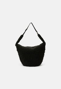 Sac en fourrure noire, texturé, avec une forme douce et arrondie et une courte sangle. Il possède une fermeture à glissière lisse en haut.