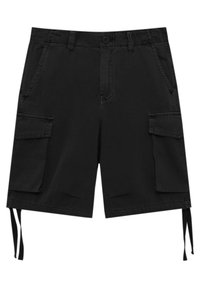 Pantalones cortos de carga negros fabricados con un tejido de textura suave. Presentan dos bolsillos laterales, dos bolsillos frontales y lazos ajustables en el dobladillo.