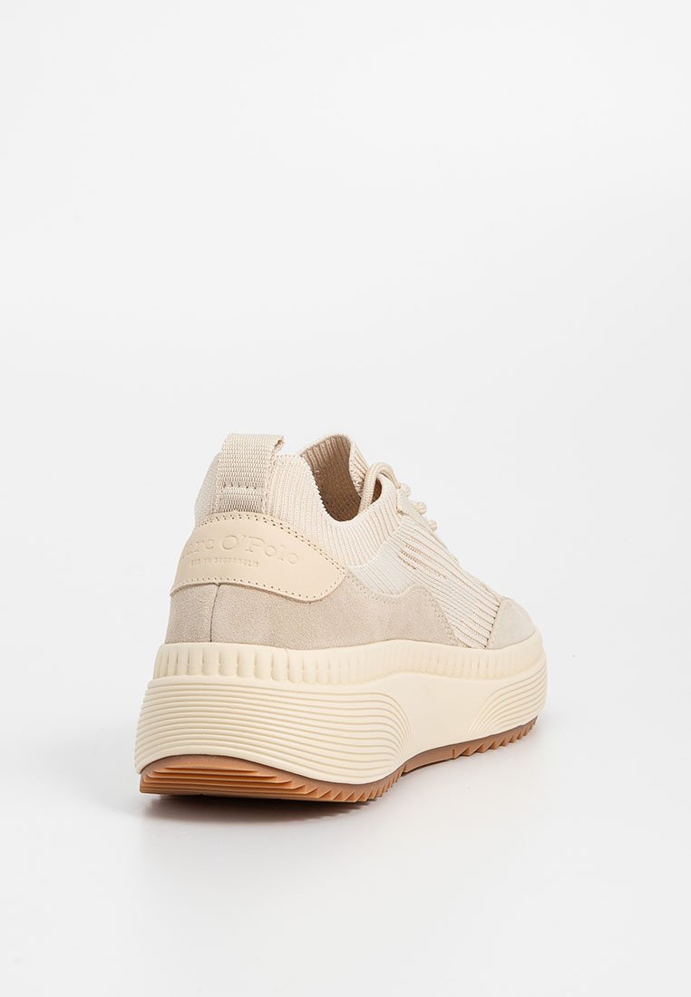 Beige Sneaker mit einem Obermaterial aus strukturiertem Stoff und Wildlederakzenten, ausgestattet mit einer dicken Mittelsohle und einer Gummisohle mit Rillen für besseren Halt.