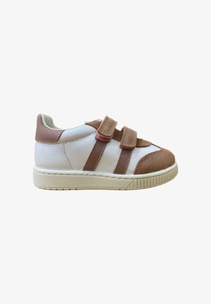 Børns hvide sneakers med brune suede tå- og hæl-accenter, to brune velcro-remme og struktureret beige sål, vist i sideprofil.