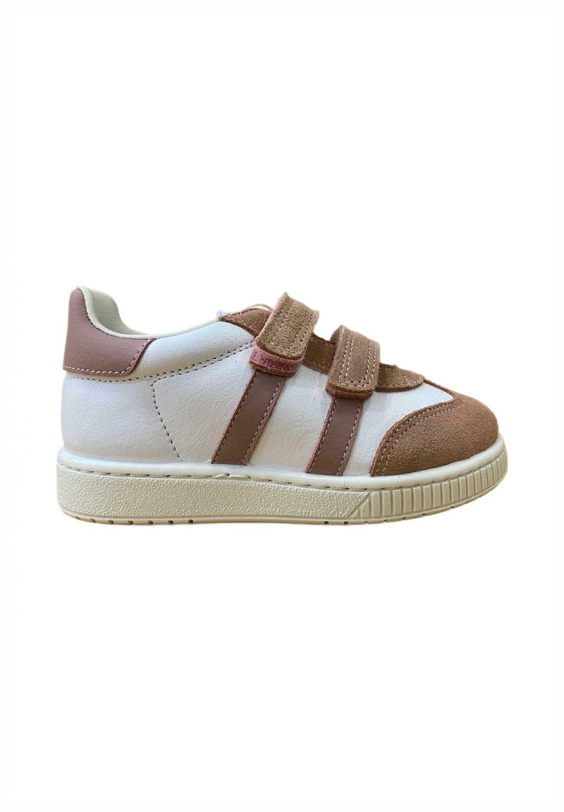 Sneaker bianco per bambini con punta e tallone in suede marrone, due strap in velcro marroni e suola beige texturizzata, mostrato in profilo laterale.