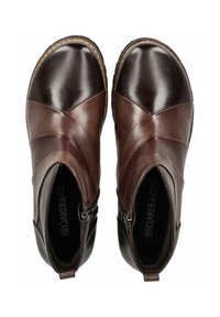 Botas de cuero marrón hasta el tobillo con un acabado suave, que cuentan con paneles geométricos, cremalleras laterales y un diseño de punta redonda. Suela antideslizante.