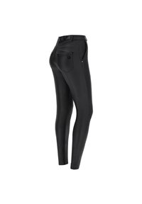 Leggings noirs ajustés avec une texture lisse et brillante. Présente une taille élastique, des poches arrière et des détails de couture subtils.