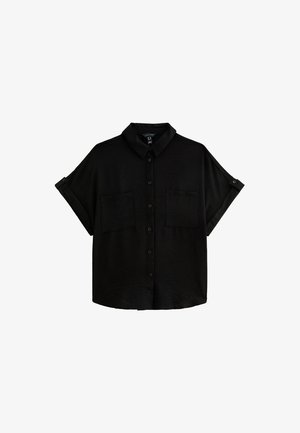 Camisa negra de manga corta con cuello, que cuenta con dos bolsillos frontales y cierre de botón. Fabricada con un tejido ligero y texturizado.