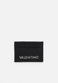 Črn teksturiran Valentino etui za kartice z dvema žepoma za kartice in srebrnim logotipom na sprednji strani na belem ozadju.