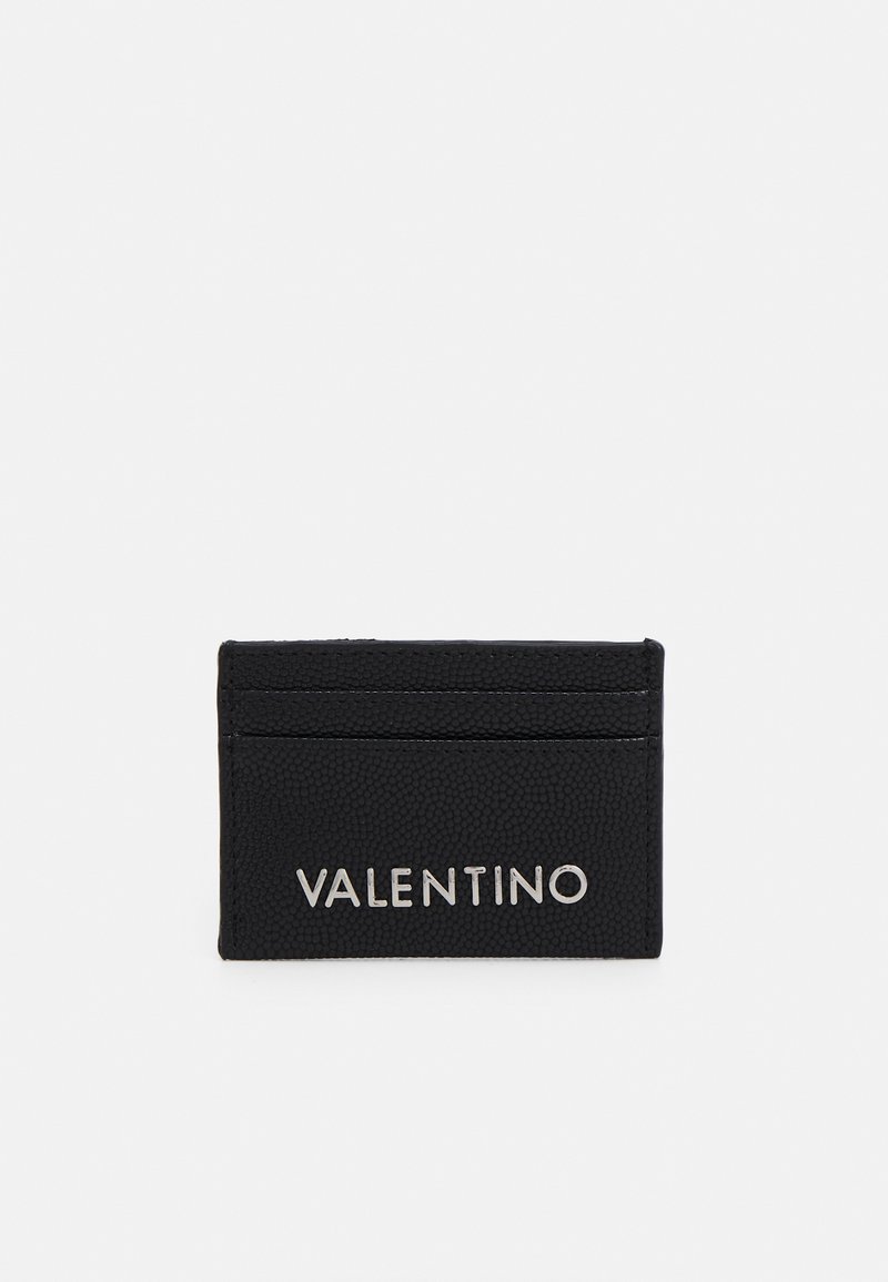 Črn teksturiran Valentino etui za kartice z dvema žepoma za kartice in srebrnim logotipom na sprednji strani na belem ozadju.
