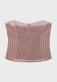 Haut sans bretelles à carreaux rose et marron avec un panneau de tissu froncé au centre, encolure droite et ourlet légèrement évasé.
