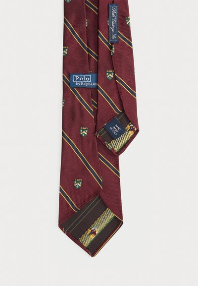Gravatinha de seda burgundy com riscas amarelas diagonais e pequenos padrões de emblemas verdes. Inclui etiquetas; o forro interior tem um padrão multicolorido.