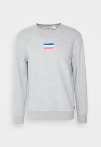 Felpa grigia in cotone con collo rotondo. Presenta un piccolo logo Levi's rosso, blu e rosa sul petto e polsini a coste.