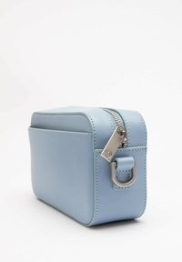 Borsa rettangolare in pelle blu con zip argentata, bordi arrotondati e un accento metallico. Texture liscia e design minimalista.