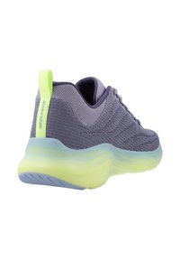 Zapatilla deportiva de malla morada con una superficie texturizada, que presenta una entresuela y una pestaña del talón de color verde claro suave, y un diseño de suela redondeada.