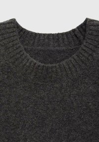 Pull en laine gris foncé avec un col rond côtelé et une texture douce, offrant une coupe ajustée accentuée autour du col.
