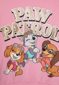 Sudadera rosa con tres perros de dibujos animados de "Paw Patrol". Texto brillante "PAW PATROL" en letras gruesas sobre ilustraciones de perros juguetones.