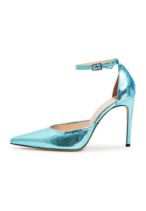 Chaussure à talon aigu en faux cuir de serpent bleu irisé, avec une bride de cheville munie d'une petite boucle métallique et un talon aiguille.