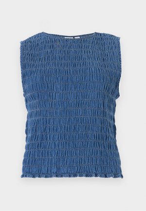 Μπλε αμάνικη μπλούζα με υφασμάτινες οριζόντιες πιέτες και στρογγυλή λαιμόκοψη, απλωμένη επίπεδα σε λευκό φόντο.