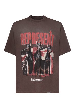 Maglietta marrone scuro con tre cani Dobermann davanti a una bandiera americana piegata e la parola "REPRESENT" in grandi lettere rosse sopra.