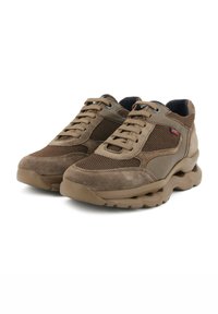 Sneakers in pelle scamosciata marrone e mesh con suola spessa in gomma, caratterizzate da punta arrotondata, chiusura con lacci e dettagli laterali.