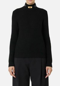 Maglione nero in maglia con texture a coste, collo alto con dettaglio di chiusura in pelle nera e oro, maniche lunghe e design aderente.