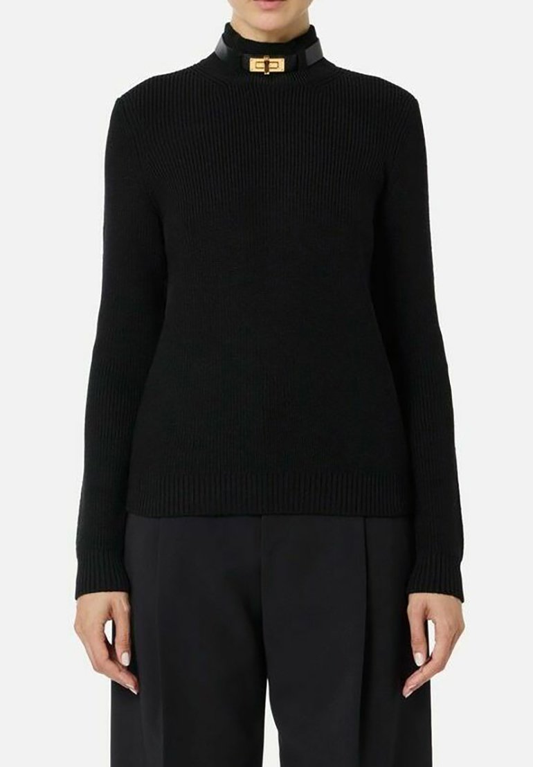 Maglione nero in maglia con texture a coste, collo alto con dettaglio di chiusura in pelle nera e oro, maniche lunghe e design aderente.