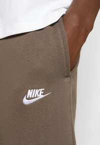 Nike Sportswear SPORTSWEAR CLUB FLEECE - Calças de fato de treino - ironstone/white