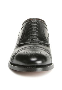 Chaussure habillée en cuir noir avec un bout arrondi, des perforations décoratives et une finition brillante. Design à lacets avec des accents cousus.