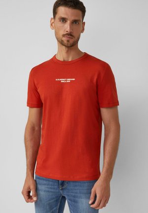 Rode katoenen T-shirt met een ronde halslijn en korte mouwen. De tekst "S.OLIVER UNBOUND SINCE 1969" is in het wit over de borst gedrukt.