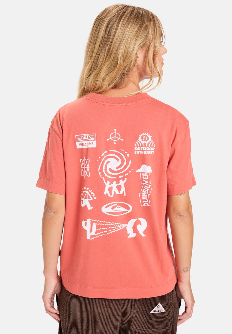 Koraal kortekorft t-shirt met witte grafische afdrukken, waaronder symbolen en tekst, ontworpen met een relaxte pasvorm en ronde hals.