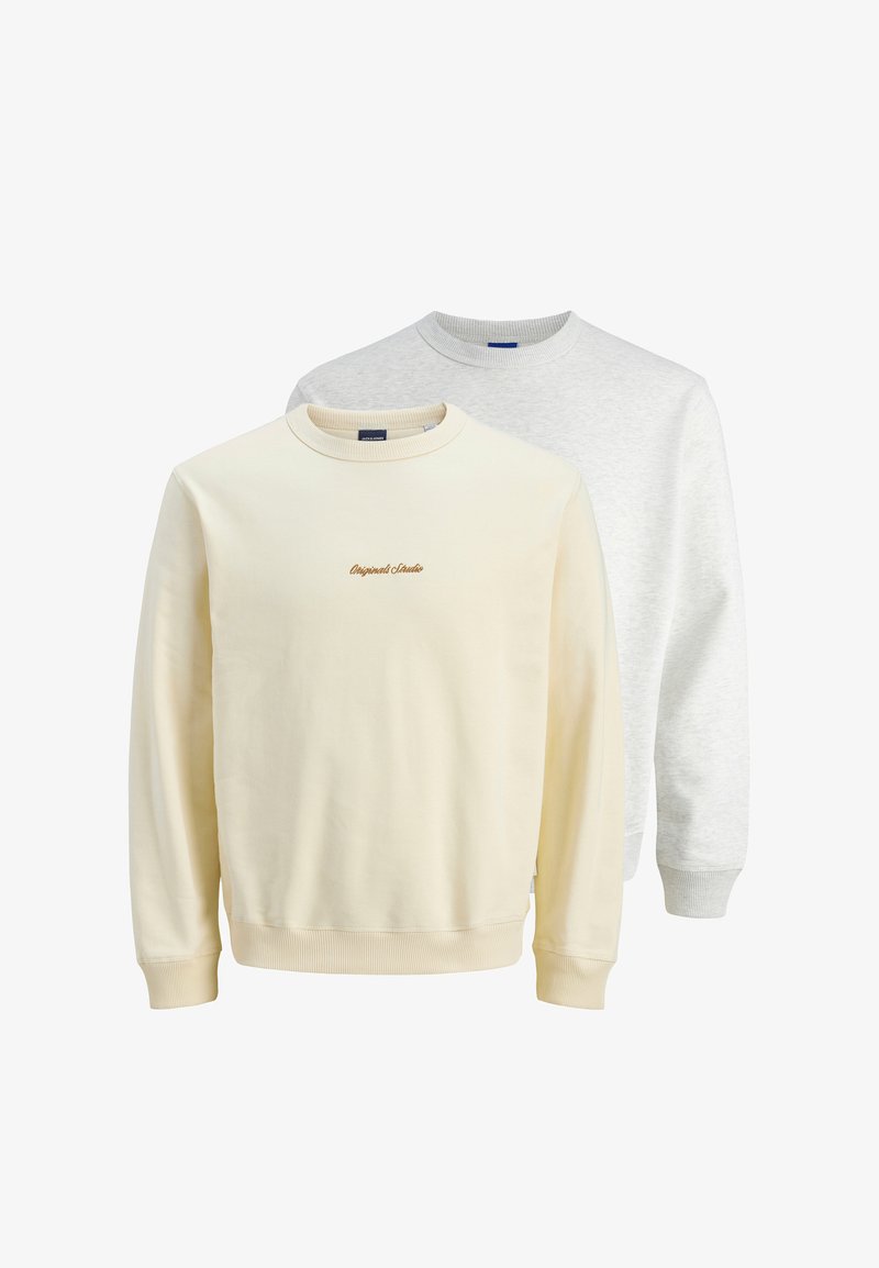 To svedshirts med rund hals: en i creme med broderet tekst, den anden i lysegrå. Begge har ribbede cuffs og halsudskæring.